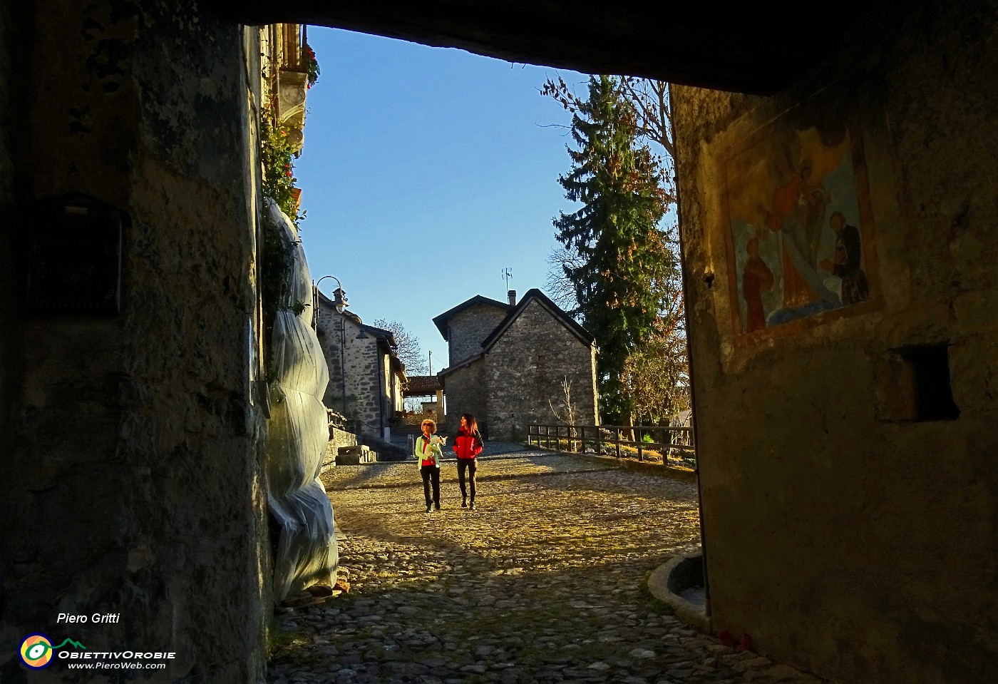 86 Borgo antico di Arnosto, ben restaurato.JPG -                                